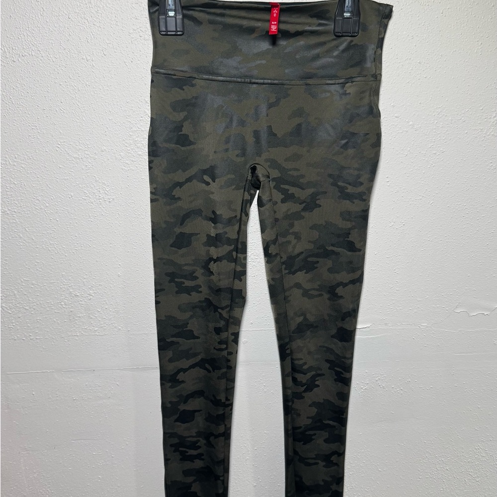 Spanx Faux Leather Camo Leggings Size small - Picture 5 of 9